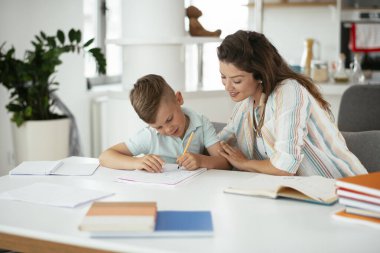 Anne oğluyla ödev yapıyor.