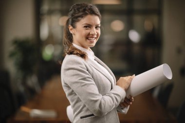 Taslak projeli mimar kadın portresi. İş kadını portresi.