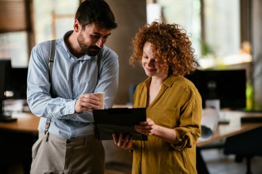 Ofiste çalışan dost canlısı meslektaşlar