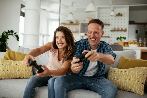 Man Vrouw Spelen Videospel Met Joysticks Woonkamer Liefdevol Stel Dat — Stockfoto