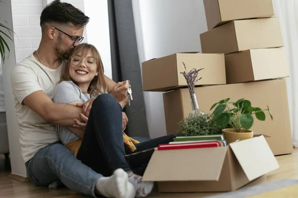 Boyfriend Girlfriend Moving Apartment — Stock Photo, Image