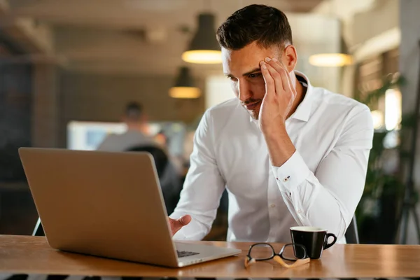 Empresario Trabajando Portátil Gerente Ejecutivo Bebiendo Café Trabajando Computadora Joven — Foto de Stock