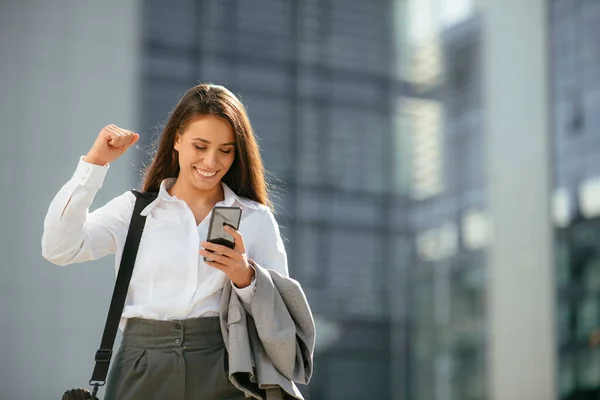 Mulher Bonita Que Vai Trabalhar Com Telefone Celular Sua Mão — Fotografia de Stock