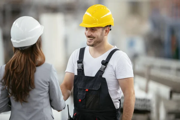 Fabrikadaki işçinin portresi. Fabrikada çalışan genç yakışıklı adam..