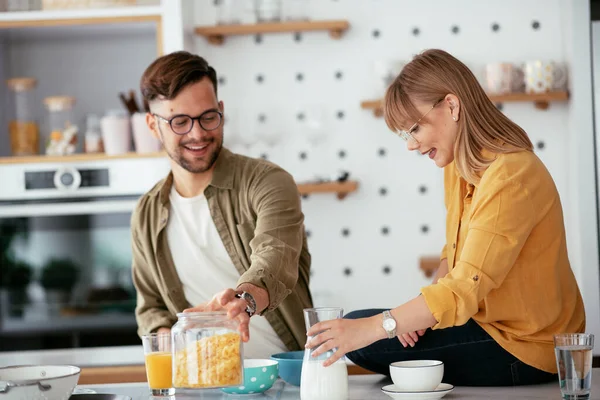 Casal Jovem Fazendo Café Manhã Casa Amante Casal Comer Cereais — Fotografia de Stock