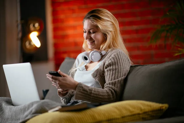 Pretty Young Woman Texting Phone Home Girl Her Apartment — Stock Photo, Image