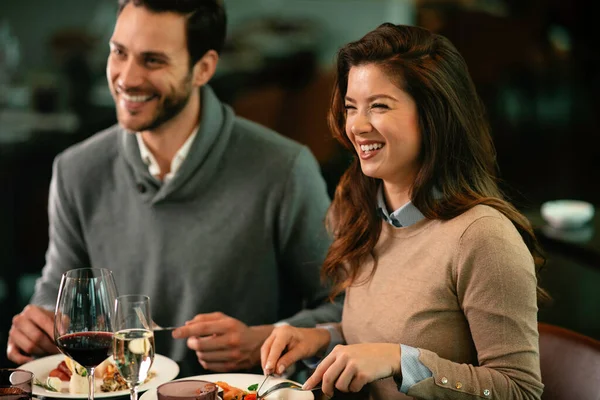 Pasangan Bahagia Yang Sedang Menikmati Restoran Pasangan Muda Menikmati Makanan — Stok Foto