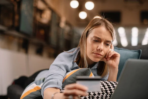 Giovane Donna Possesso Carta Credito Utilizzando Computer Portatile Concetto Shopping — Foto Stock