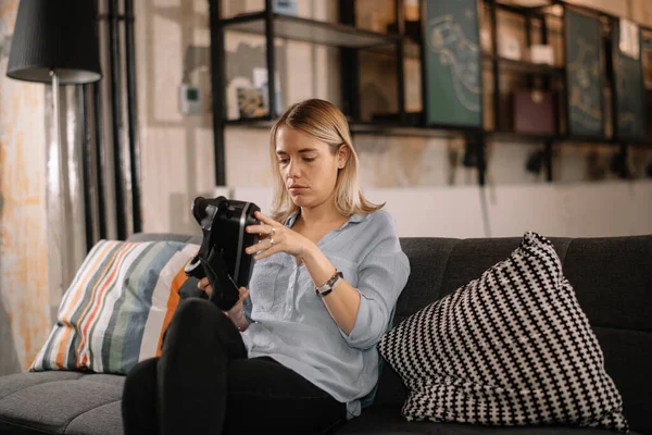 Young Entrepreneur Woman Using Virtual Reality Headset Enjoying Moment Office — Stock Photo, Image