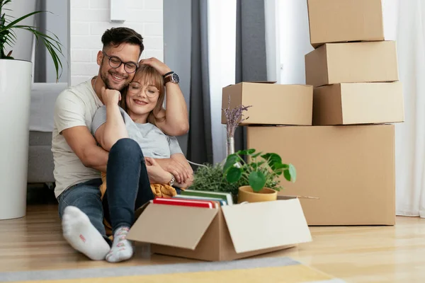 Boyfriend Girlfriend Moving Apartment — Stock Photo, Image