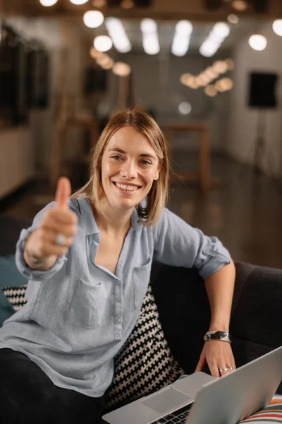 Young Woman Lie Sofa Laptop Gesturing Thumb — Stock Photo, Image