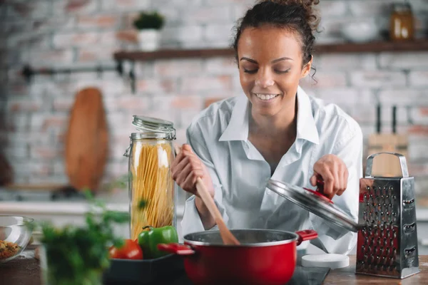 Bella Donna Cucinare Divertirsi Cucina Ragazza Che Cucina Pasto Sano — Foto Stock