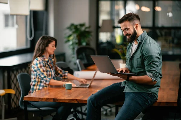 Ofiste çalışan erkek ve kadın meslektaşlar