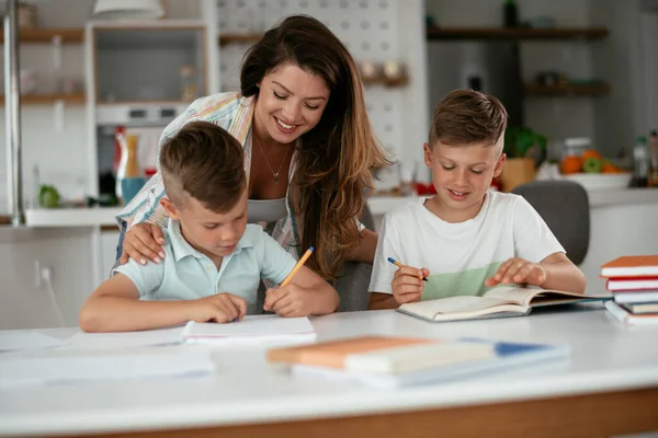 Moeder Doet Huiswerk Met Zonen — Stockfoto