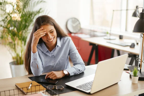 Smiling Wanita Pengusaha Muda Bekerja Pada Laptop Kantor — Stok Foto