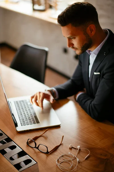 Retrato Hombre Negocios Guapo Usando Portátil Escritorio —  Fotos de Stock