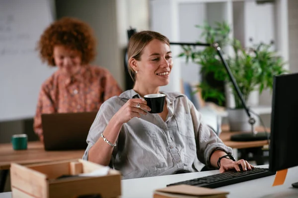 Belle Jeune Femme Avec Une Tasse Café Femme Aime Café — Photo