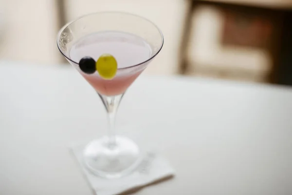 Close View Dari Cosmopolitan Cocktail Bar Counter — Stok Foto