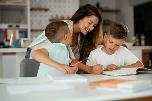 Moeder Doet Huiswerk Met Zonen — Stockfoto