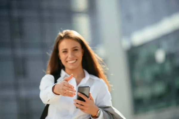 Retrato Jovem Empresária Dando Aperto Mão Rua — Fotografia de Stock