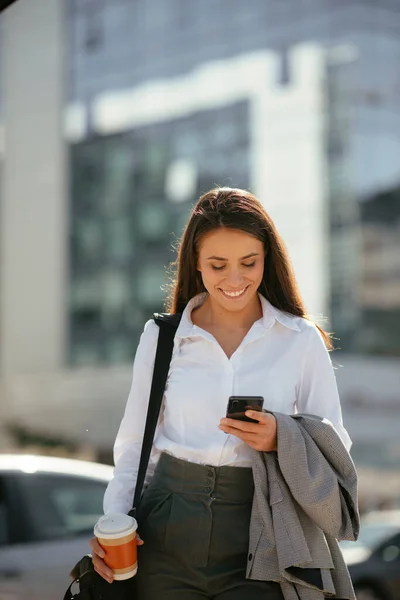 Krásná Žena Bude Pracovat Mobilním Telefonem Ruce Při Chůzi Blízkosti — Stock fotografie