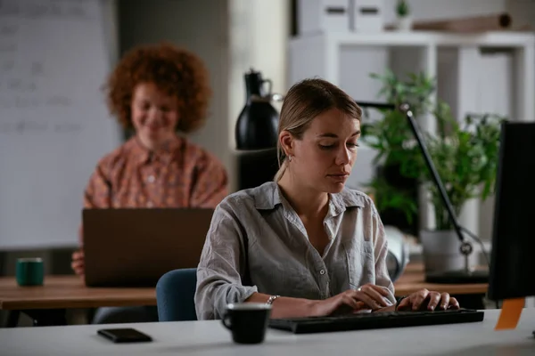 Jeune Femme Affaires Travaillant Sur Ordinateur Sur Son Lieu Travail — Photo