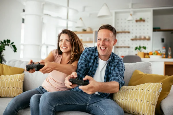 Man Vrouw Spelen Videospel Met Joysticks Woonkamer Liefdevol Stel Dat — Stockfoto