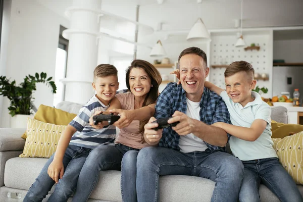 Man Vrouw Spelen Videospelletjes Met Joysticks Woonkamer Loving Paar Spelen — Stockfoto