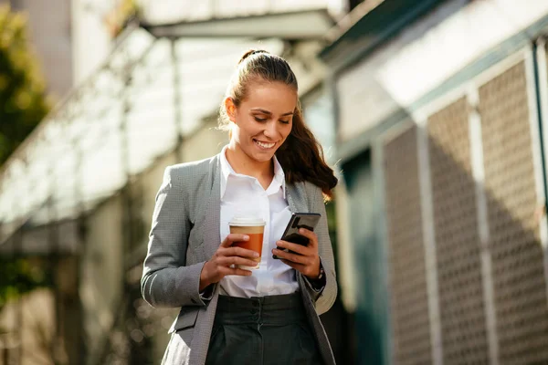 Šťastná Mladá Podnikatelka Pomocí Telefonu Ulici Při Kávové Brzdě — Stock fotografie