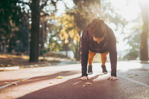 Mujer Joven Haciendo Ejercicio Aire Libre — Foto de Stock