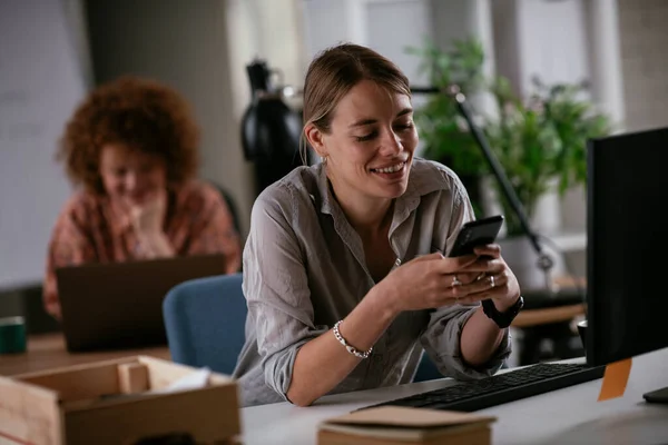 Ευτυχισμένη Όμορφη Νεαρή Επιχειρηματίας Που Χρησιμοποιεί Τηλέφωνο Στο Γραφείο — Φωτογραφία Αρχείου
