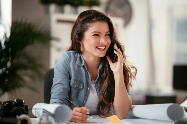 Feliz Bela Jovem Mulher Negócios Sentado Falando Telefone Escritório Mulher — Fotografia de Stock