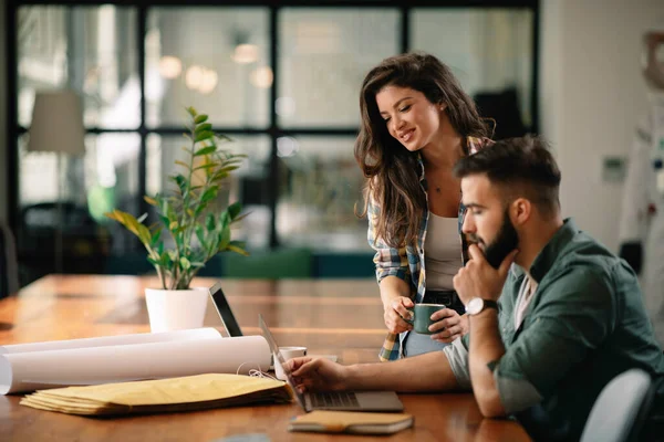 Colegas Hombres Mujeres Trabajando Oficina — Foto de Stock