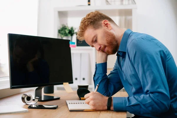 Joven Pelirroja Hombre Negocios Tomando Notas Oficina — Foto de Stock