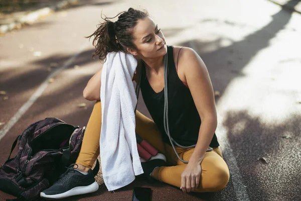 Mujer Joven Haciendo Ejercicio Aire Libre — Foto de Stock