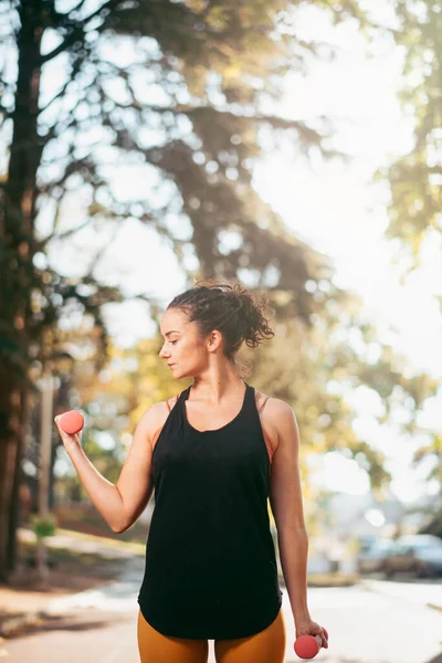 Mujer Joven Haciendo Ejercicio Aire Libre — Foto de Stock