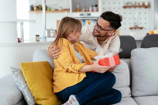 Uomo Sorprendente Sua Ragazza Con Regalo — Foto Stock