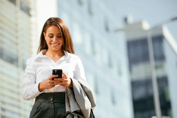 Krásná Žena Bude Pracovat Mobilním Telefonem Ruce Při Chůzi Blízkosti — Stock fotografie