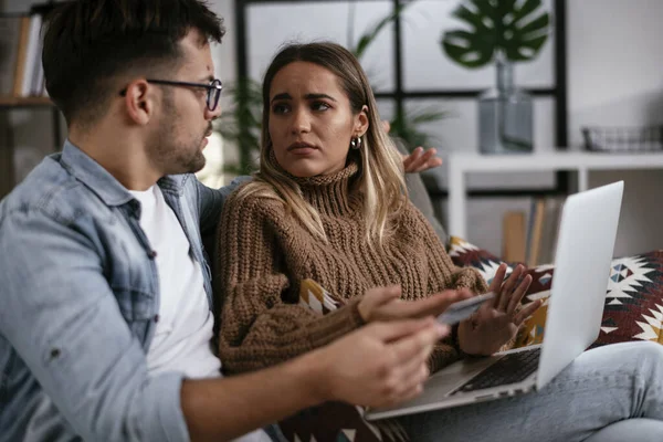 Coppia Preoccupata Pagare Bollette Online Con Computer Portatile Casa Soggiorno — Foto Stock