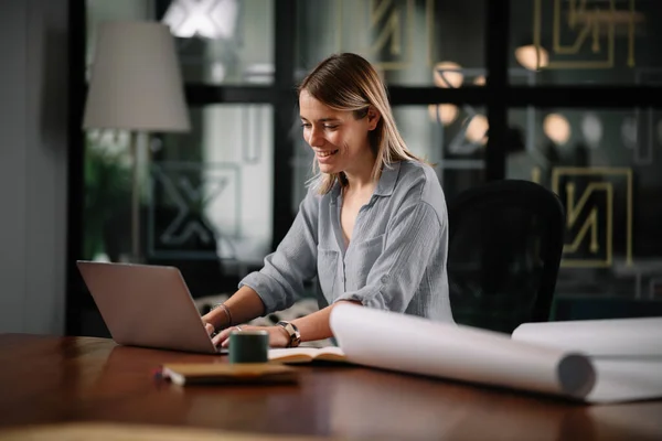 Pengusaha Wanita Muda Menikmati Saat Bekerja Pada Laptop Kantor — Stok Foto