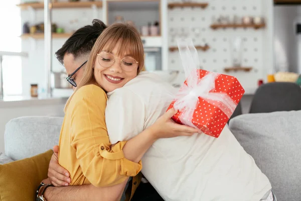 Erkek, kız arkadaşına hediyeyle sürpriz yapıyor..