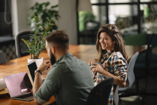 Socios Comerciales Discutiendo Proyecto Startup Oficina — Foto de Stock