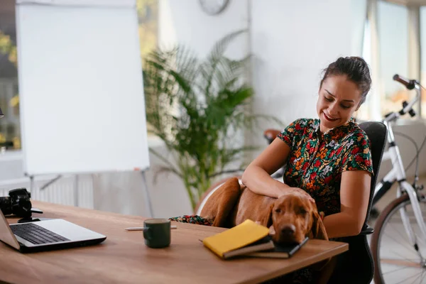Pengusaha Wanita Muda Bermain Dengan Anjingnya Kantor — Stok Foto