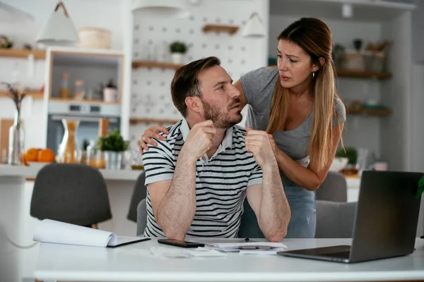 Suami Dan Istri Mempersiapkan Tagihan Untuk Membayar Pasangan Muda Mengalami — Stok Foto