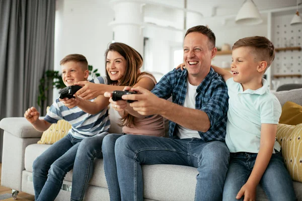 Man Vrouw Spelen Videospelletjes Met Joysticks Woonkamer Loving Paar Spelen — Stockfoto