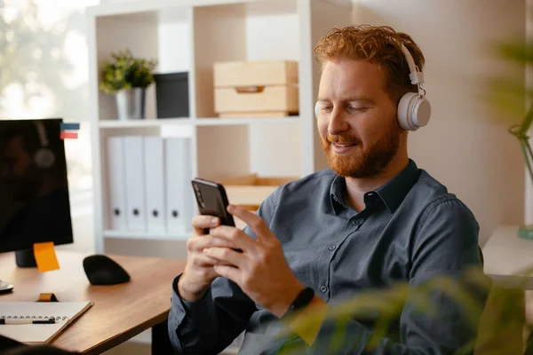 Businessman Office Handsome Ginger Man Listening Music Headphones — Stock Photo, Image
