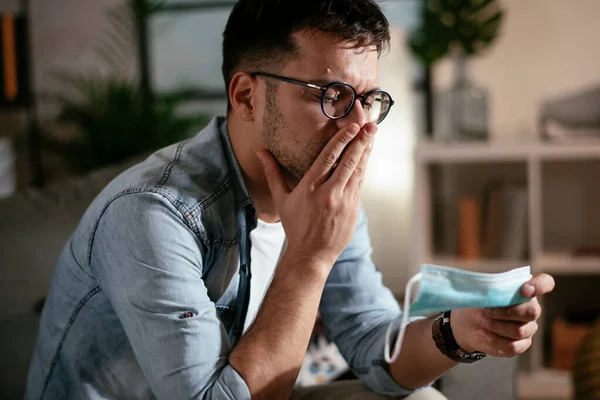 Giovanotto Attesa Dei Risultati Del Laboratorio Uomo Preoccupato Attesa Covid — Foto Stock