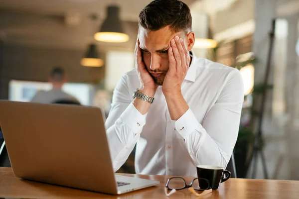 Empresario Trabajando Portátil Gerente Ejecutivo Bebiendo Café Trabajando Computadora Joven — Foto de Stock