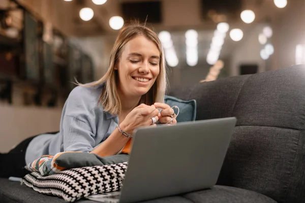 Young Woman Lie Sofa Listen Music Laptop — Stock Photo, Image