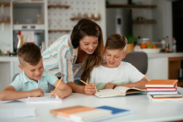 Moeder Doet Huiswerk Met Zonen — Stockfoto